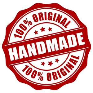 K&ouml;nnte beinhalten: Ein rot-wei&szlig;es kreisf&ouml;rmiges Emblem mit den Worten "HANDMADE" und "100% ORIGINAL" in wei&szlig;er Schrift. Das Emblem hat einen gewellten Rand und drei kleine Sterne &uuml;ber und unter dem Wort "HANDMADE".