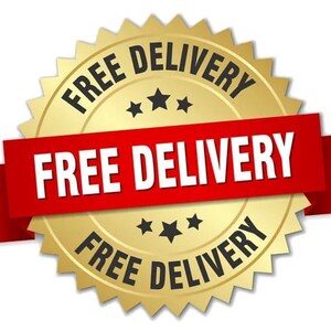 K&ouml;nnte beinhalten: Ein goldfarbenes Abzeichen mit gezacktem Rand und den Worten "FREE DELIVERY" in schwarzer Schrift. Ein rotes Banner in der Mitte zeigt ebenfalls "FREE DELIVERY" in Wei&szlig;. Drei schwarze Sterne sind sichtbar.