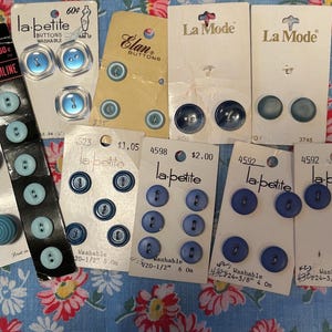 Lote de 9 estilos vintage, conjuntos em tons de azul, botões de plástico azul-petróleo, cartas originais La Petite, La Mode, BGE, Elan, Slimline de 3/8" a 3/4"