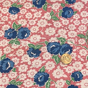1940s Hübscher Vintage Feedsack Stoff, Blaue und weisse Blumen, grüne Blätter, rosa Hintergrund 94 x 114 cm