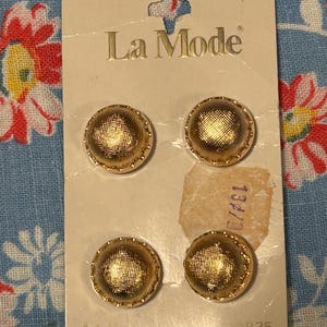 Botões redondos de plástico dourados vintage La Mode, superfície texturizada, 2 tamanhos 5/8", 9/16", 3 cartões, 12 botões