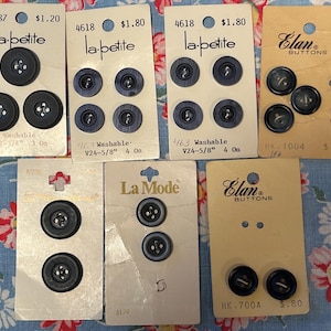 Lote de 6 estilos vintage, conjuntos em tons de azul escuro, azul marinho, botões de plástico, cartões originais La Petite Elan La Mode Streamline 5/8" a 3/4" 20 no total