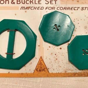 Gran juego de 2 botones octagonales vintage de la década de 1940 de 1 3/8" y hebilla de 2" en tarjeta Chic original