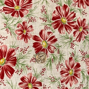 1940s Hübscher Vintage Feedsack Stoff Rot, Rosa Blumen, Grüne Blätter, Weicher, weisser Hintergrund 100 x 50 cm