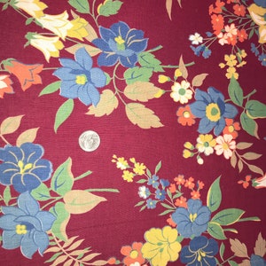 Vintage 1940er Jahre Stoff Meterware Große Blumen Blau, Orange, Hellbraun auf Burgunder Hintergrund 82 1/2 &quot;breite x 96&quot;, 2 Verfügbar