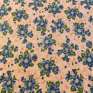 1940s Vintage Feedsack Stoff Blaue Blumen Rosa weisse Blumen im Hintergrund 96 cm x 54 cm (2 Stück verfügbar)