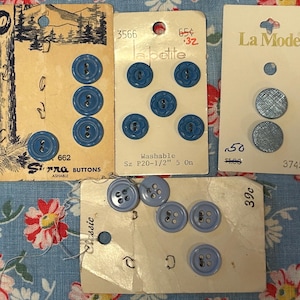 Lote de 4 estilos vintage, conjuntos de botões de plástico em tons de azul, cartas originais La Petite, La Mode, Classic, Sierra de 1/2" a 5/8" 17 no total