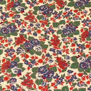 1940s Hübscher Vintage Feedsack Stoff Blau, weiße Rosen, rote Blumen, grüne Blätter 36 &quot;x 21&quot; Hälfte
