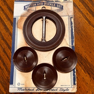 Ótimo conjunto de 3 botões redondos marrons vintage da década de 1940 de 1 3/8" e fivela redonda de 2 3/8" em cartão original