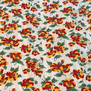 1940s Hübscher Vintage Feedsack Stoff, gelb, rote Blumen, grüne Blätter, weisser Hintergrund 100 x 100 cm