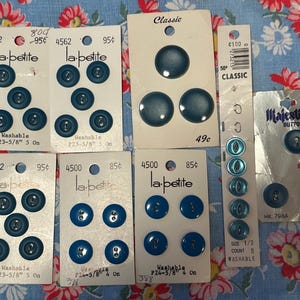 Lote de 5 estilos vintage, conjuntos em tons de azul, azul-petróleo, botões de plástico, cartas originais La Petite, La Mode, Majestic, Classic de 1/2" a 7/8", 33 no total
