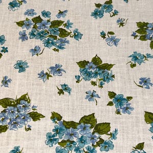 1940s Hübscher Vintage Feedsack Stoff Blaue Blumen, Grüne Blätter, Weicher, weisser Hintergrund 100x102cm