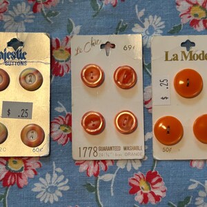 3 cartes vintage orange boutons en plastique La Mode, Majestic, Le Chic 1/2" à 3/4"