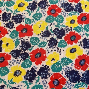 1940s Vintage Feedsack Stoff Grundfarben Blumen auf weißem Hintergrund 96 1/2 &quot;und 20 1/2 &quot;&quot;(2 verfügbar)&quot;