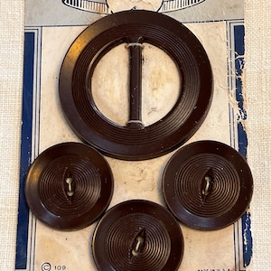Geweldige set van 3 vintage jaren 40 1 3/8" bruine ronde knopen en 2 3/8" ronde gesp op originele kaart (3 beschikbaar)