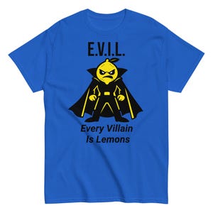 Può includere: T-shirt blu reale con un limone dei cartoni animati vestito da cattivo, con un mantello nero e la scritta "E.V.I.L. Every Villain Is Lemons". Il limone ha un'espressione arrabbiata.