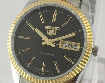 Reloj automático Seiko 5 vintage: esfera negra, calibre 6309, reloj de pulsera para hombre en funcionamiento.