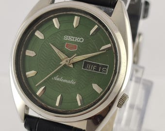 Vintage Seiko 5 Automatik: Grünes Ziffernblatt mit Wochentag & Datum 21 J Cal.7S26 Schwarzes Lederband Armbanduhr "Keep Good Time"