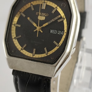 Vintage Seiko 5 Automatic: Svart urtavla Dag & Datum 17 J Cal.7009 Herrarmbandsur Läderarmband "Håll tiden god"