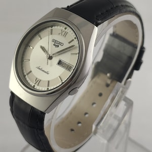 Vintage Seiko 5 Automatic Watch: Silver Dial, Day/Date, 1980s