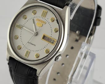 Vintage Seiko 5 Automatic 21 Jewels White Dial With Day & Date Cal.7019 Men's Wristwatch "Elevate Your Style"
