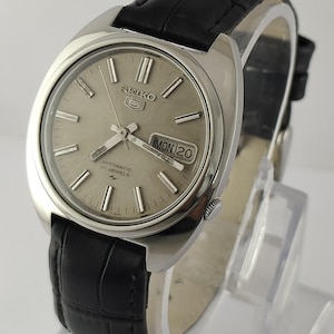 Reloj Seiko 5 automático vintage: esfera gris con día y fecha, 21 rubíes, calibre 7019, reloj de pulsera para hombre, correa de cuero. "Mantente puntual".