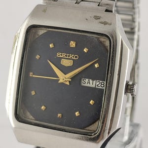 Vintage Seiko 5 automatisch horloge: zwarte wijzerplaat, roestvrijstalen band, onderhouden