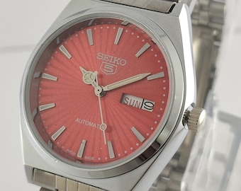 Montre automatique vintage Seiko 5 : cadran rouge, date et jour, 21 rubis cal. Montre-bracelet en acier pour hommes qui travaillent bien, 6319 « Stay Punctual »