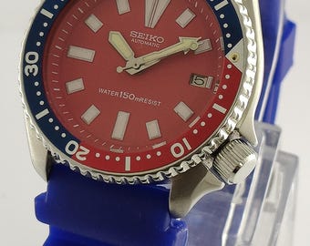 Vintage Seiko Taucher Automatische Drehbare Lünette Rotes Zifferblatt mit "Date" Cal.7002 Herren Armbanduhr Ausgezeichnete Arbeit