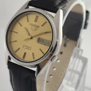 Vintage Seiko 5 automatisch herenhorloge met gouden wijzerplaat – dag/datum