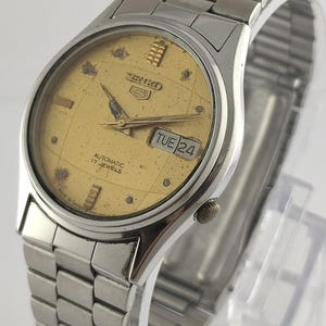Vintage Seiko 5 automatisch herenhorloge met gouden wijzerplaat: dag-datum, roestvrij staal