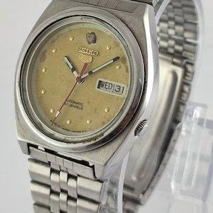 Vintage Seiko 5 automatisch horloge: gele wijzerplaat, dag/datum, roestvrij staal