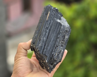 Gran cristal de turmalina negra en bruto: piedra protectora del chakra raíz