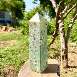 Torre extra large in rubino fuchsite, obelisco di cristallo rosa reattivo ai raggi UV, punta di gemma da 30 cm