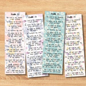 Könnte beinhalten: Vier dekorative Lesezeichen mit dem Text von Psalm 23. Jedes Lesezeichen hat ein anderes pastellfarbenes Blumendesign und Farbschema, darunter Rosa, Blau und Lila. Der Text ist in einer klassischen Serifenschrift.