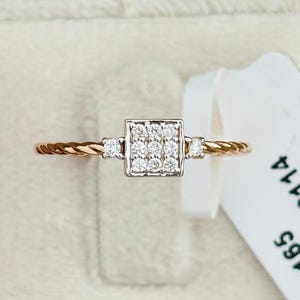 18K Yellow Gold Diamond Ring: Round Cut Engagement Wedding Ring