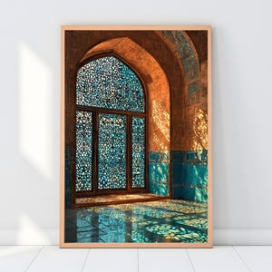 Puede incluir: Impresión enmarcada de una escena interior con una gran ventana arqueada con intrincados vitrales azules. Las paredes son de un cálido marrón anaranjado, con detalles turquesa. La luz del sol proyecta sombras estampadas en el suelo.