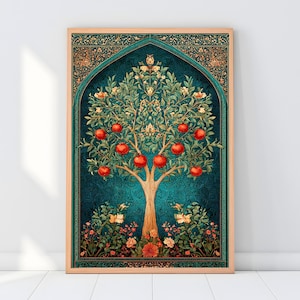 Op de afbeelding: Een ingelijste kunstdruk met een gestileerde boom met rode appels tegen een turquoise achtergrond. De boom is omlijst in een boog, met bloemen en sierlijke details. Het kunstwerk heeft een vintage, botanisch thema.