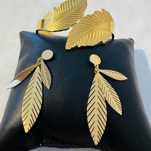 Leaf earrings and necklace set