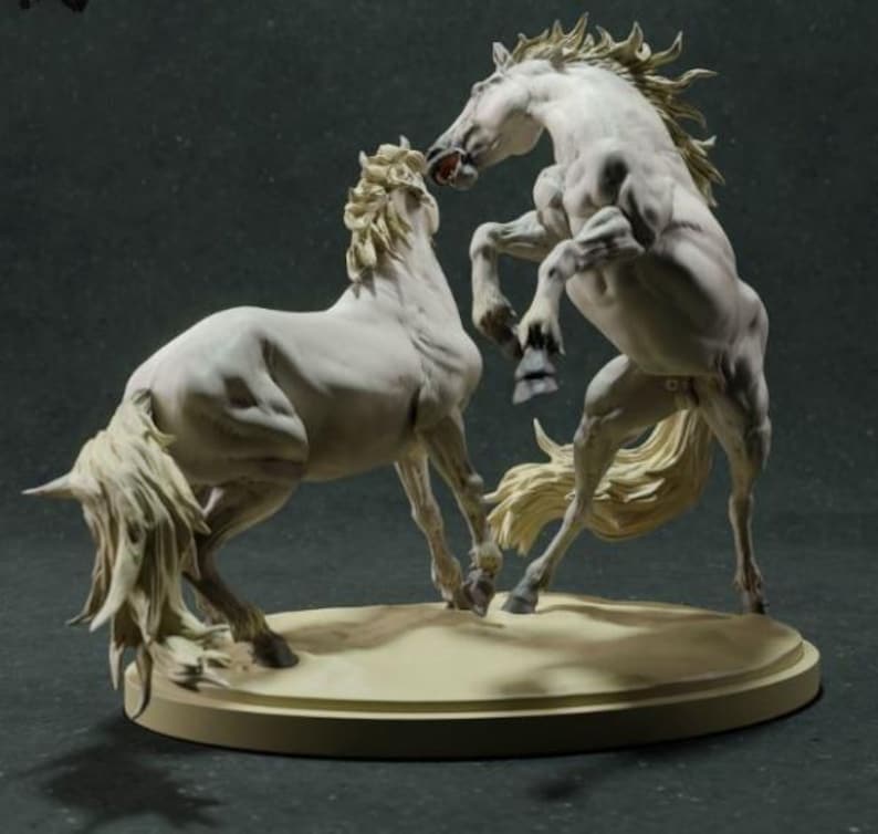 Puede incluir: Una escultura que presenta dos caballos blancos sobre una base circular de color canela. Un caballo se alza sobre sus patas traseras con la boca abierta, mientras que el otro est&aacute; de pie sobre sus cuatro patas frente a &eacute;l. Ambos tienen crines y colas detalladas.