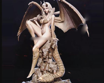 Puede incluir: Escultura detallada de una figura alada con cuernos, sentada sobre una base rocosa. La figura tiene pelo largo y sostiene un arma. Las alas están extendidas y la cola se enrosca alrededor de la base. La escultura es en tonos beige y marrón.