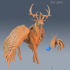 Könnte beinhalten: Eine detaillierte, orangebraune Skulptur eines geflügelten Hirsches mit großem Geweih. Eine kleinere Version der Skulptur und ein blauer Würfel sind ebenfalls vorhanden. Der Text "SIZE: LARGE" ist oben rechts sichtbar.