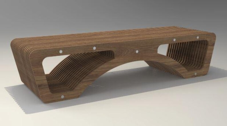 K&ouml;nnte beinhalten: Eine moderne Holzbank mit einem einzigartigen Design. Die Bank besteht aus geschichtetem Holz und schafft ein geschwungenes, offenes Design. Die Bank hat eine warme braune Farbe und eine glatte, fertige Oberfl&auml;che. Die Bank ist etwa 152 cm lang.