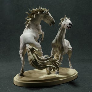Puede incluir: Una escultura de dos caballos blancos en movimiento, colocados sobre una base ovalada. Un caballo se encabrita con la cabeza girada, mientras que el otro est&aacute; a su lado con la cabeza levantada. Ambos caballos presentan crines y colas detalladas.