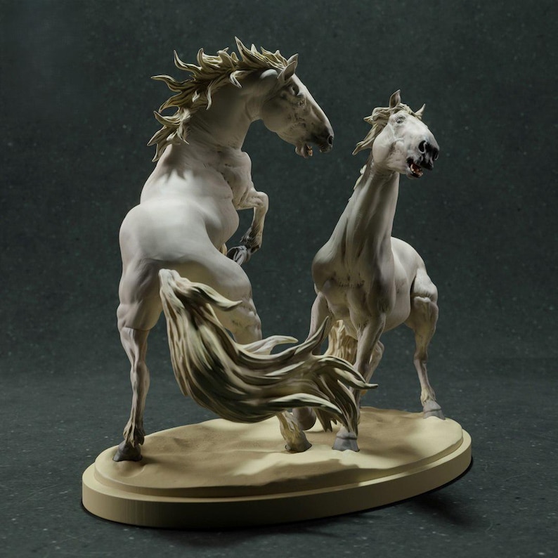 Puede incluir: Una escultura de dos caballos blancos en movimiento, colocados sobre una base ovalada. Un caballo se encabrita con la cabeza girada, mientras que el otro est&aacute; a su lado con la cabeza levantada. Ambos caballos presentan crines y colas detalladas.