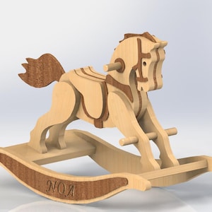Puede incluir: Un caballo balancín de madera con cuerpo marrón claro y detalles marrón oscuro. El caballo tiene una silla, crin y cola. El nombre "NOA" está tallado en la base. Juguete para niños.