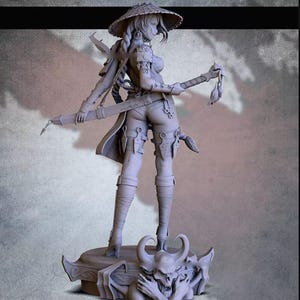 Könnte beinhalten: Detaillierte, graue Figur einer Kriegerin, die einen Hut trägt und ein Schwert und eine Quaste hält. Die Figur steht auf einem Sockel mit einem Schädel- und Hörner-Design. Die Kriegerin trägt Stiefel und einen kurzen Mantel.
