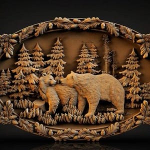 Puede incluir: Un tallado en relieve de madera ovalado y detallado que representa dos osos en un entorno forestal. Los osos están rodeados de pinos y follaje, con un borde ornamentado de hojas y bellotas. El tallado es en tonos marrones y beige.