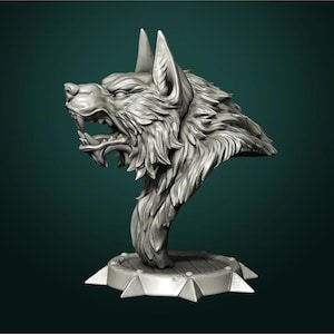 Könnte beinhalten: Detaillierte, graue Wolfskopfskulptur mit offenem Maul, gebleckten Zähnen und spitzen Ohren. Die Skulptur ist auf einem runden Sockel mit gezacktem Rand montiert. Das Fell des Wolfes ist aufwendig detailliert.