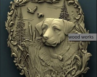 Könnte beinhalten: Detaillierte, reliefgeschnitzte Holzplakette mit einem Labrador Retriever. Das Design umfasst eine Landschaft mit Bäumen, Vögeln und Schilf, umrahmt von kunstvollen Schnörkeln. Der Text "wood works" ist sichtbar.